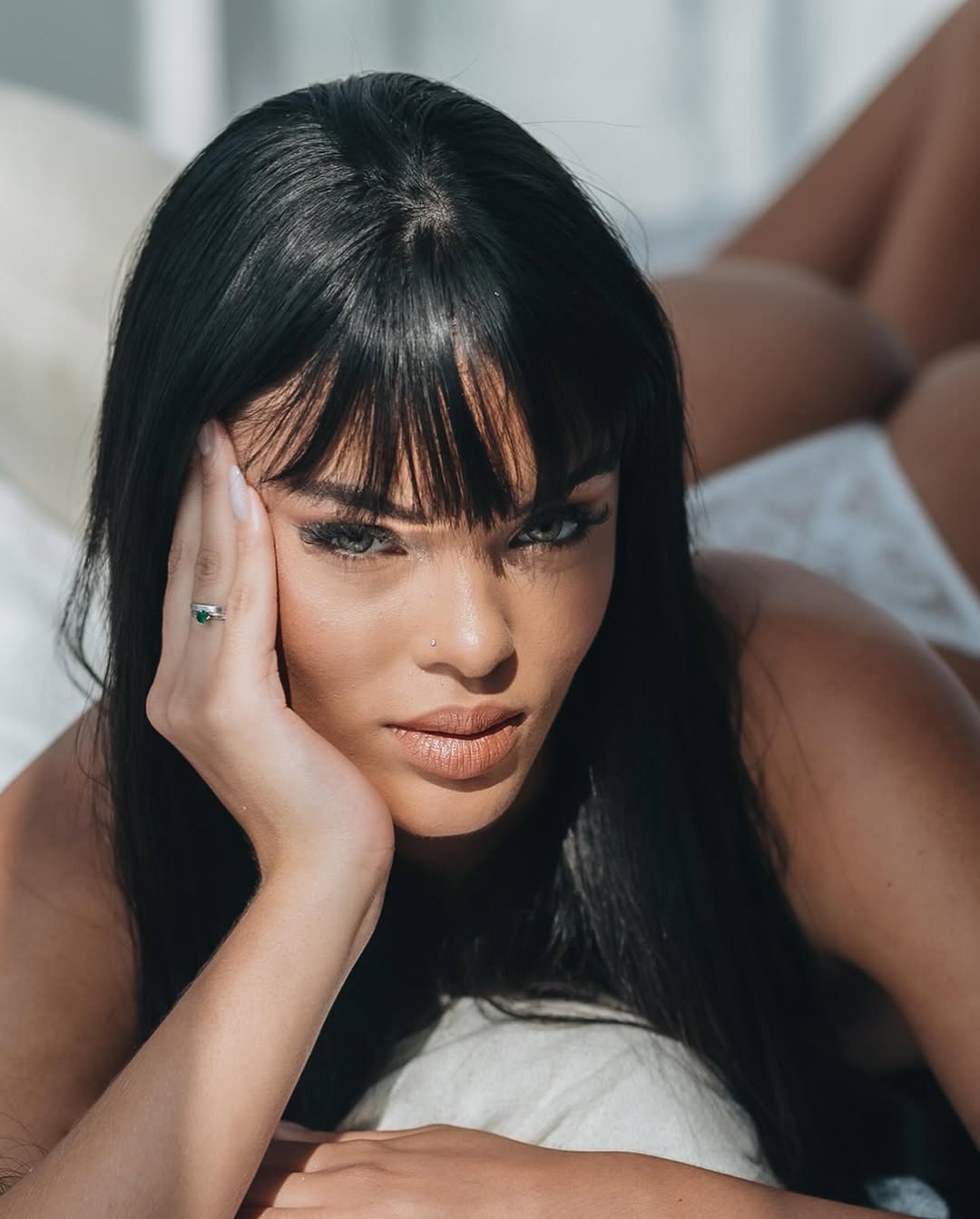Retrato de Monique Spinelli - modelo sensual de cabelos longos e olhos verdes